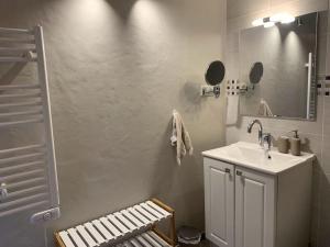 a bathroom with a sink and a mirror at Appartement cosy proche centre Draguignan in Draguignan