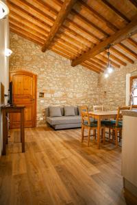 ein Wohnzimmer mit einem Sofa und einem Tisch in der Unterkunft Agriturismo Fonte Belvedere in Collesalvetti