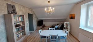 唐萊沃斯熱的住宿－charmant & relaxant F3，客厅配有白色桌子和吊灯。