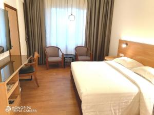 Rúm í herbergi á Crystal Crown Hotel Harbour View, Port Klang