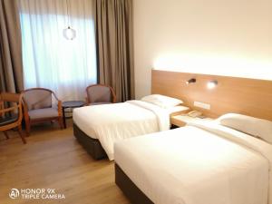 Rúm í herbergi á Crystal Crown Hotel Harbour View, Port Klang