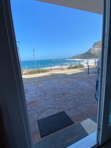 カステルサルドにあるLa Porta sul Lungomareのビーチを望む開放的なドア