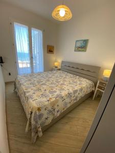 a bedroom with a large bed in a room at La Porta sul Lungomare in Castelsardo