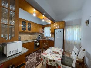 Dapur atau dapur kecil di Luigi s Fairyview Apartment