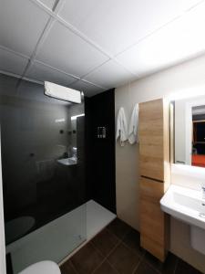 ein Badezimmer mit einem Waschbecken, einem WC und einem Spiegel in der Unterkunft la casita de salou in Salou