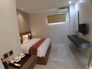 Postel nebo postele na pokoji v ubytování PURNAMA BALIGE HOTEL