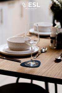 ein Weinglas auf einem Tisch in der Unterkunft Super Central - Quiet - 2 Bedroom Cottage in Shrewsbury