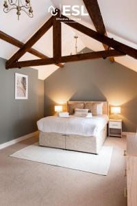 ein Schlafzimmer mit einem großen Bett im Dachgeschoss in der Unterkunft Super Central - Quiet - 2 Bedroom Cottage in Shrewsbury