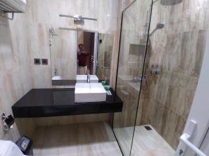 Koupelna v ubytování PURNAMA BALIGE HOTEL