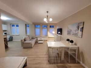 Posedenie v ubytovaní Apartament na Wąskiej