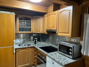 Cabaña de madera Valle de Incles Orenetes的厨房或小厨房