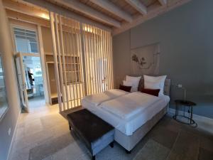 ein Schlafzimmer mit einem weißen Bett und einem großen Fenster in der Unterkunft Thuers im Busch - Gute Stube in Münster