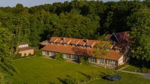 une vue aérienne sur une grande maison sur un champ verdoyant dans l'établissement Thuers im Busch - Gute Stube, à Münster