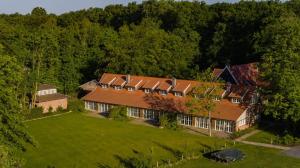 uma vista aérea de uma grande casa num campo verde em Thuers im Busch - Gute Stube em Münster
