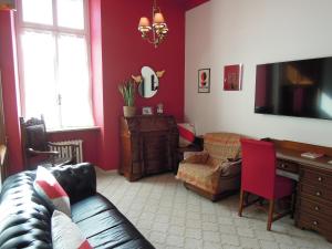 sala de estar con sofá y escritorio en Dimora del Bonsignore en Turín