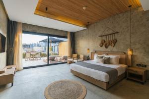 Sunrise Tucana Resort Grand Select- في الغردقة: غرفة نوم بسرير كبير وفناء