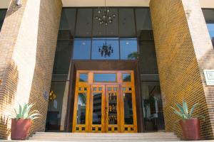 drzwi wejściowe budynku z żyrandolem w obiekcie JW Marriott Caracas w mieście Caracas