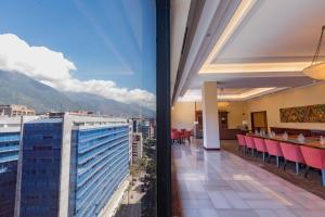 einen Blick vom Balkon eines Hotels mit Restaurant in der Unterkunft JW Marriott Caracas in Caracas