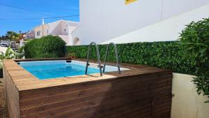 a hot tub in a wooden deck with a fence at Moradia Villa Brava - Algarve in Alvor