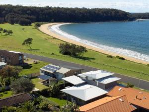 eine Luftblick auf einen Strand mit Häusern und das Meer in der Unterkunft Absolute Waterfront, Amazing Views, Maloneys Beach in Maloney's Beach