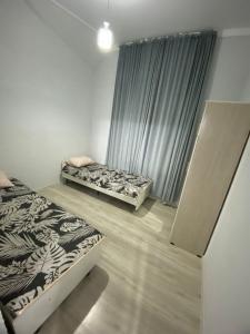 2 camas en una habitación con ventana en Коттедж в ЦО Париж-2, en Chok-Tal