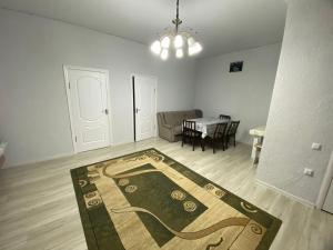sala de estar con alfombra en el suelo en Коттедж в ЦО Париж-2, en Chok-Tal