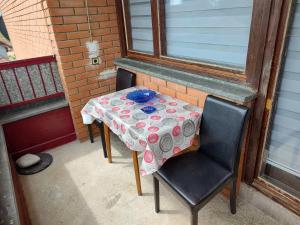 een tafel met een tafelkleed op een patio bij Apartman Kod Pere in Negotin