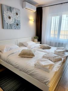 een groot wit bed in een kamer met een raam bij Twin Room - House of Chess in Satu Mare