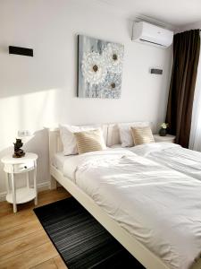 sypialnia z dużym białym łóżkiem i stołem w obiekcie Twin Room - House of Chess w mieście Satu Mare
