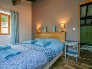 Postel nebo postele na pokoji v ubytování Majestic holiday home in Aubeterre-sur-Dronne with garden