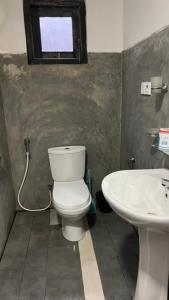 La salle de bains est pourvue de toilettes et d'un lavabo. dans l'établissement Neo Bay Hotel, à Weligama