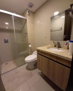La salle de bains est pourvue d'une douche, de toilettes et d'un lavabo. dans l'établissement Bonito Apto en la mejor zona Equipetrol, à Santa Cruz de la Sierra