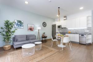 Kuchyň nebo kuchyňský kout v ubytování Sunny Island Santa Cruz Loft parking