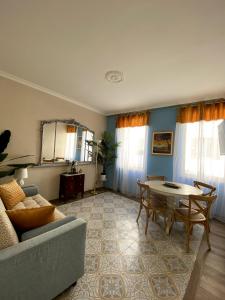 ein Wohnzimmer mit einem Sofa und einem Tisch in der Unterkunft Residenza il palazzetto in Rom