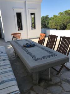 una mesa de hormigón con sillas y un asterisco en Semini Villa en Kalymnos