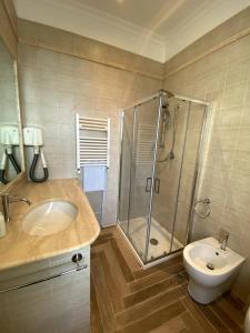 ein Bad mit einer Dusche, einem Waschbecken und einem WC in der Unterkunft Residenza il palazzetto in Rom