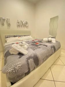 ein Schlafzimmer mit einem Bett mit einer grauen Bettdecke in der Unterkunft POSILLIPO 27 in Neapel