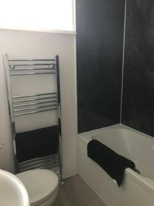 uma casa de banho com um WC, uma banheira e um lavatório. em Myrtle villa 10 bedrooms sleeps 28, 2 min to beach em Melcombe Regis