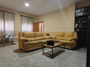 uma sala de estar com um sofá e uma mesa em LOW COST-PERGAR TORRENUEVA COSTA-wifi em Torrenueva