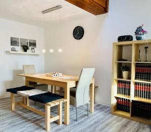 uma sala de jantar com uma mesa de madeira e cadeiras em Waldoase Titisee (W18) + Hochschwarzwald Card em Titisee-Neustadt