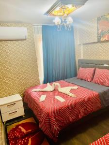 um quarto com uma cama com planos de papel em White Suites Hotel İstanbul em Istambul