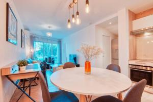 uma cozinha e sala de jantar com mesa e cadeiras em Le 002 - T3 climatisé avec terrasse em Marselha