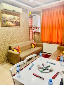 uma sala de estar com uma mesa e um sofá em White Suites Hotel İstanbul em Istambul