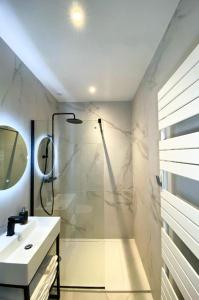 a bathroom with a shower and a sink and a shower at White House - THE SUNNY avec TERRASSE et PARKING privé - 20 min CENTRE in Amiens +10 photos