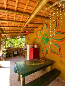 una cocina con una pintura en la pared en Greensoul Hospedagem, en Ubatuba