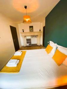 a bedroom with a large white bed with a green wall at White House - THE SUNNY avec TERRASSE et PARKING privé - 20 min CENTRE in Amiens