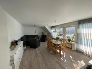 a kitchen and living room with a table and chairs at Ferienwohnungen Schierbaum in Lembruch