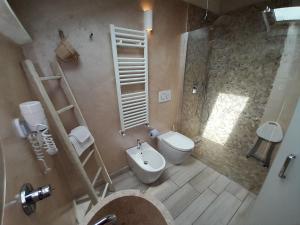 een badkamer met een toilet, een wastafel en een douche bij AMA AFFITTACAMERE in Albenga