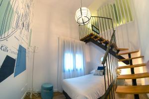 um pequeno quarto com uma escada e uma cama em Cervantes 5 Collection Tulaytulah con aparcamiento em Toledo