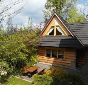 une cabine avec une table de pique-nique et des bancs devant elle dans l'établissement Regionalny Domek pod Skocznią, à Zakopane